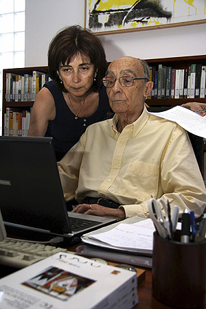 El autor, con su esposa y traductora, Pilar del Río, en su casa de Lanzarote. (Foto: EFE)