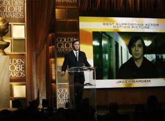 El periodista Jim Moret anuncia el premio de mejor actor de reparto para Javier Bardem