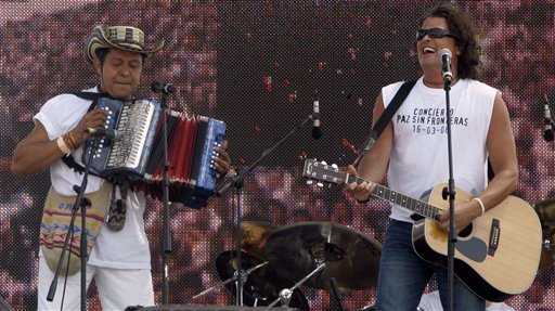 Carlos Vives (derecha) y el acordeonista Egidio Cuadrado durante el concierto. Fernando Vergara / AP 