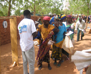 Miembros de Acción contra el Hambre, en un programa nutricional con madres del Sahel africano. (Foto: ACH)