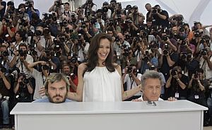 Angelina Jolie (centro), con Jack Black (izda.) y Dustin Hoffman. (Foto: AP)