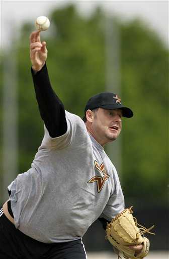 Roger Clemens llegó a los campos de entrenamiento de los Astros de Houston y rehusó contestar preguntas sobre el informe Mitchell o una posible investigación criminal en su contra por negar haber usado esteroides. David J. Phillip / AP 