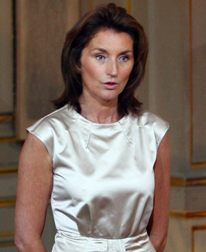 Cécilia, de blanco firmado por Prada, durante la toma de posesión de Nicolas Sarkozy como presidente de la República. FOTO: AFP.