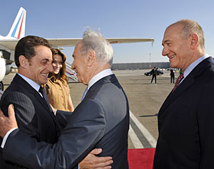 Sarkozy saluda a Peres ante Olmert y Bruni, a su llegada a Tel Aviv. (Foto: AFP)