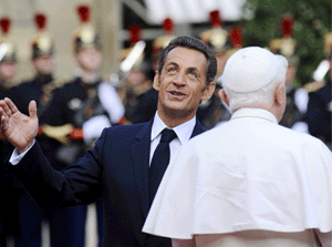 Nicolás Sarkozy saluda a Benedicto XVI a su llegada al Elíseo. (Fotos: EFE).