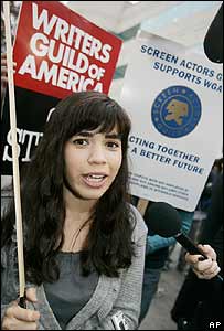 La actriz América Ferrera en manifestación sindical a favor de los guionistas en 2007. 
