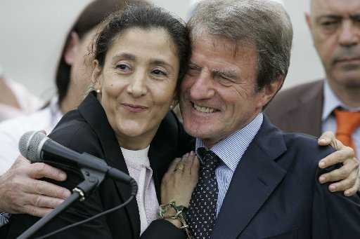 Ingrid Betancourt recibió un abrazo del canciller francés, Bernard Kourchner, a quien agradeció públicamente por sus esfuerzos para lograr su liberación. AP 