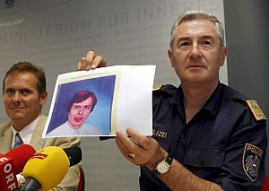 La policía muestra una foto del supuesto secuestrador. (Foto: AFP)