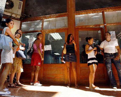 Cubanos hacen cola en las afueras de un correo cubano que provee acceso a internet en La Habana. Sólo los extranjeros, algunos funcionarios del gobierno, académicos e investigadores están autorizados a tener cuentas de internet, que son administradas por el Estado. AP 
