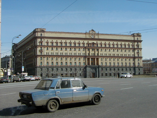 Un coche Lada pasa ante la fachada de la Lubianka, sede del FSB, heredero del KGB, en Moscú. (Foto: D. U.)