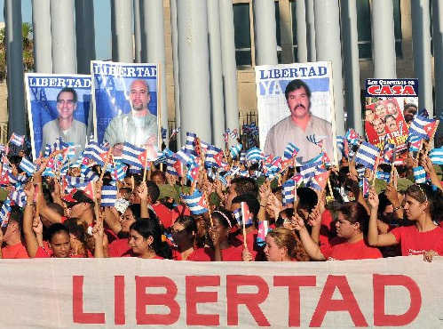 Cientos de jóvenes participan hoy, 10 de junio de 2008, en La Habana, de una tribuna abierta para exigir la liberación de los 5 cubanos presos en EEUU acusados de espionaje. EFE 