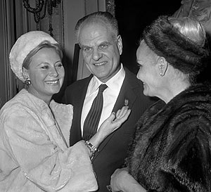 Jean Delannoy con las actrices Michel Morgan (i) y Madeleine Sologne (d), después de recibir un reconocimiento de la Legión de Honor, en 1996. (Foto: AFP)