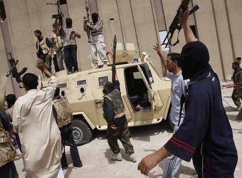 Militantes del Ejército del Mahdi celebran la toma de la sede del canal de televisión Al Iraqiya en Basora