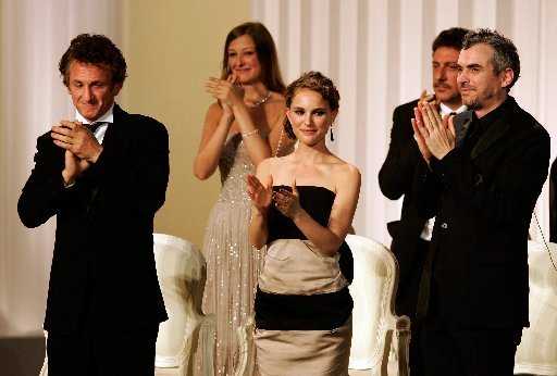 De izquierda a derecha, Sean Penn, la actriz alemana Alexandra Maria Lara, la actriz israelo-americana Natalie Portman, el actor italiano Sergio Castellitto y el director mexicano Alfonso Cuarón, aplauden a los premiados de la edición 61 del Festival de Cine de Cannes. AP 