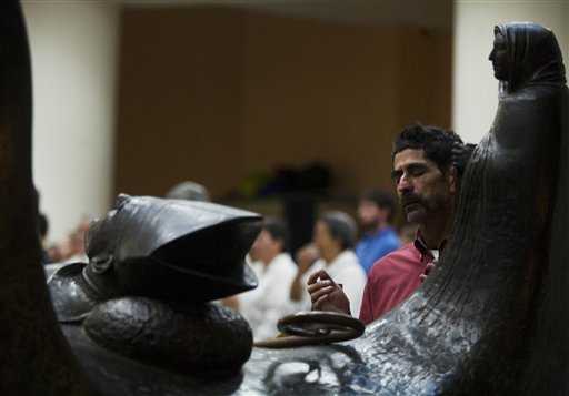 La multitud llegó hasta la cripta de la catedral, en el centro de la capital, donde yacen los restos del religioso. Los peregrinos, entre ellos varios jóvenes y extranjeros, participaron en una misa que encabezó el arzobispo, monseñor Fernando Sáenz Lacalle. Edgar Romero / AP 