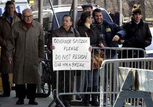 Un aliado al gobernador Eliot Spitzer sostiene un cartel expresando su opinión al caso. DAVID KARP / AP 