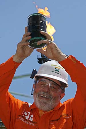 Lula Da Silva muestra un primer extracto de petróleo en un nuevo yacimiento de Petrobras. (Foto: AP)