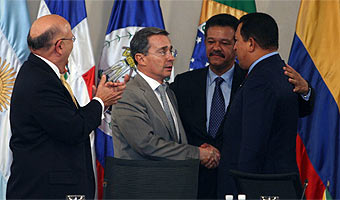 Uribe, Chávez, Ortega y Correa cierran la crisis dándose la mano