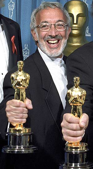 Con su Oscar por 'Jurassic Park' en 1993. (Foto: REUTERS)