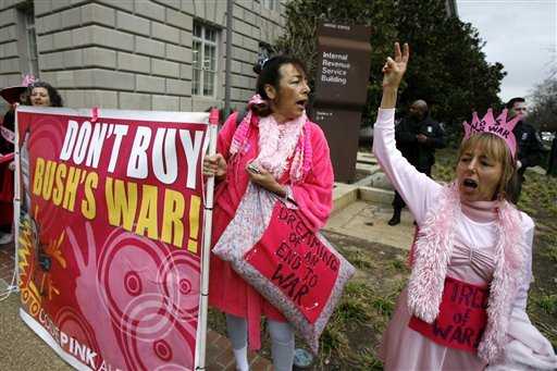 Varios grupos de derechos humanos y pacifistas participaron en las protestas por el 5to aniversario de la guerra en Irak frente a la sede del IRS en Washington D.C. Jose Luis Magana / AP 