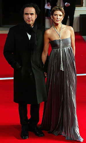 Alejandro González Iñárritu junto a su esposa, en la alfombra roja de los Oscar. (Foto: EFE)