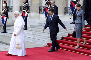 El presidente francés y su esposa, Carla Bruni, acompañan al Papa en su visita parisina de esta mañana.