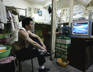 Un ciudadano sigue en su apartamento la ceremonia de apertura de los Juegos. (Foto: Reuters)