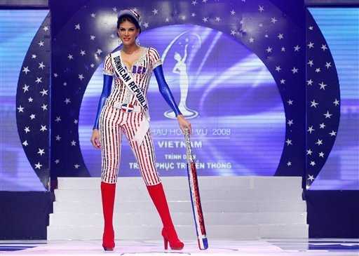 Marianne Cruz, Miss República Dominicana, participa en los ensayos generales para el certamen del Miss Universo vestida con su traje típico. AP 