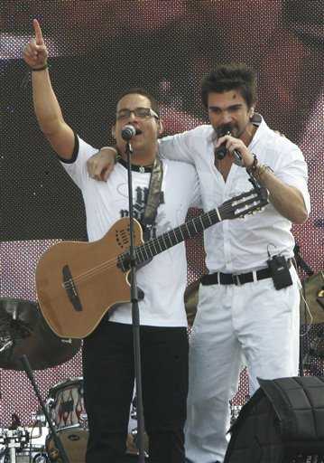 Juan Fernando Velazco (izquierda), de Ecuador, cantando con el artista colombiano Juanes. Fernando Vergara / AP 