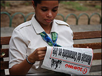 Una mujer cubana lee el periódico oficialista Granma (Foto: Raquel Pérez)