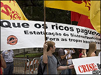 Manifestación en Brasil, con cartél que dice: 