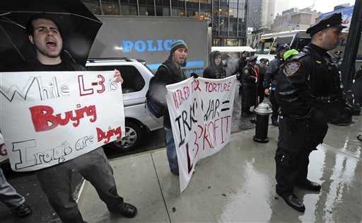 Activistas también protestaron contra la guerra en Irak en la ciudad de Nueva York, particularmente frente al edificio de oficinas de la compañía L3 Communications en Manhattan. Louis Lanzano / AP 