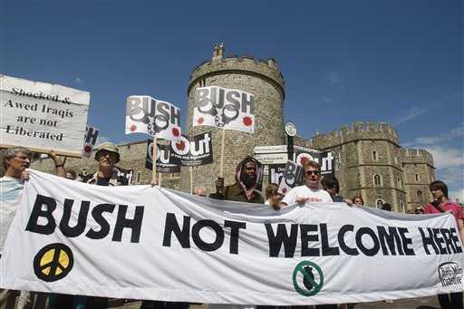 Decenas de manifestantes enarbolaron pancartas frente al Palacio de Windsor acusando a Bush de ser 