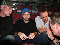 De izq. a der.: Keith Stansell, Marc Gonsalves y Thomas Howes el 2 de julio de 2008
