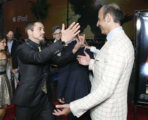 Robert Downey Jr.,saluda a Shaun Toub en el estreno de la premiere 