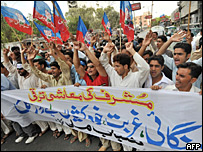 Protesta en Karachi por la subida de los precios en los alimentos.