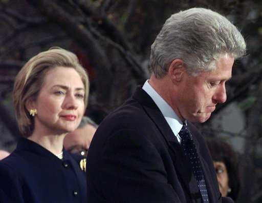 La ex primera Damas Hillary Rodham Clinton, en una foto de archivo en el momento que envolvían al ex presidente Bill Clinton con Monica Lewinsky. Muchas mujeres casadas con políticos, apoyaron a sus maridos en circunstancias vergonzosas. Susan Walsh / AP 