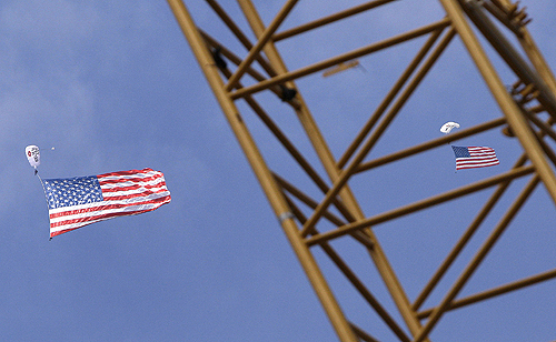 Paracaidistas descendieron sobre la zona cero portando la bandera de los Estados Unidos. AP 