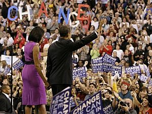 Obama saluda a sus seguidores acompañado de su mujer. (Foto: AP)