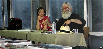 Radovan Karadzic, disfrazado, da una conferencia.