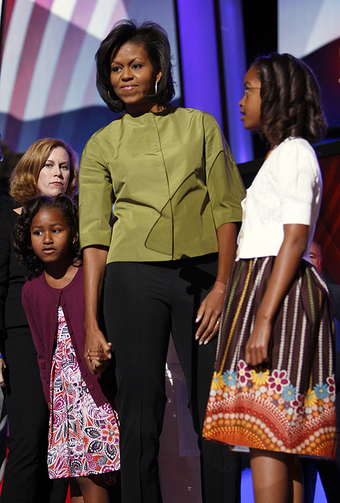 Michelle Obama acudió al ensayo en el centro de convenciones de denver acompañada de sus dos hijas, Malia, 10 de años, y Sasha, de 7. AP 