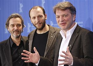 Andreas Bareiss (izda.) y Sven Burgemeister dcha.), productores de 'Feuerherz', posan el director Luigi Falorni. (Foto: AP)