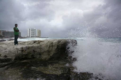 Dolly se fortalecería conforme su centro avance sobre el golfo y se convertiría en un huracán para el martes, de acuerdo con el Centro Nacional de Huracanes en Miami. AP 