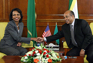 Abdel Rahman Shalgham (dcha.), ministro de Exteriores de Libia, saluda a Condolezza Rice en Trípoli. (Foto: AFP)