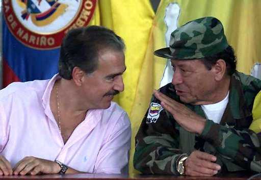 2001: El entonces presidente de Colombia Andrés Pastrana (izq.) dialoga con Marulanda, en Los Pozos, luego de firmar un acuerdo conjunto para reanudar las negociaciones de paz. AFP/Getty Images 
